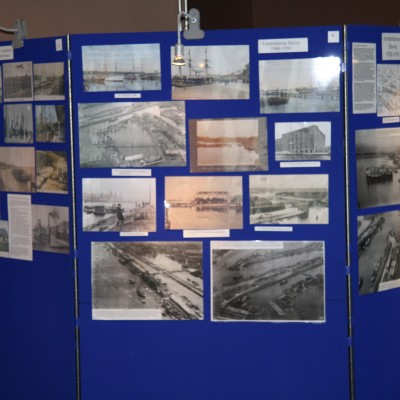 Vele foto’s op 26 borden, overzichteijk vanaf 1600 tot Heden