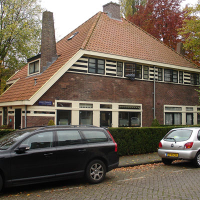 Woonhuizen in Verstrakte Amsterdamse School landelijke variant-stijl, Kometensingel 179-181
