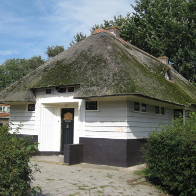 Voormalige openbare leeszaal, houten gebouw met rieten dak op stenen plint, bouwstijl Amsterdamse School (bouwstijl) kometensingel (1923-1925)