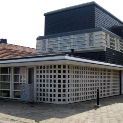 Orionplantoen, houten gebouw, voormalige kantine en bergplaats van de afdeling Plantsoenen, bouwstijl Amsterdamse School, onderdeel van Tuindorp Oostzaan, nu tandartspraktijk