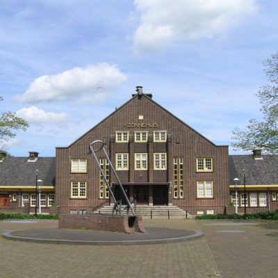 Verenigingsgebouw 't Zonnehuis, bouwstijl Amsterdamse School, aan achtergevel beeldengroep van J. IJzerdraat en M. Vreugde, Zonnehuis, Zonneplein (1932)